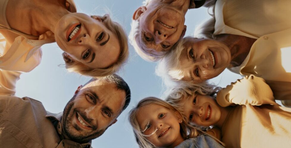 gros-plan-personnes-souriantes-posant-ensemble